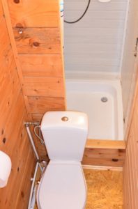 toaleta z łazienka i prysznicem. Wejście pod prysznic również z tarasu. W upalny dzień przetestowane -) solinadomek.pl solina domek wynajem